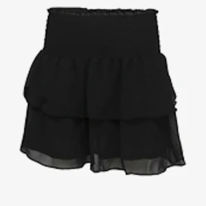 Chelsea volangkjol - En svart volangkjol från det populära märket Chelsea! Är stretchig så passar nog mellan xs-m