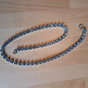 Strass-halsband🌹Blå🌹 - Hej alla glada 🌹 Här har jag ett jättefint strass-halsband med Blå Bling-Bling 🌹Mått ca 35 cm🌹 Aldrig använd 🌹 Pris 20 kr plus frakt 16 kr 🌹 Kontakta mig innan köp 🌹 Anki 🌹