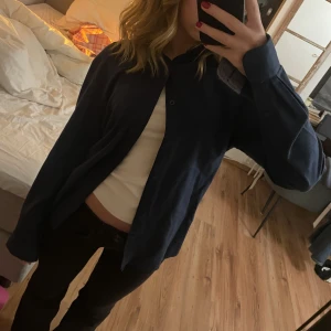 Skjorta - Cool mörkblå skjorta som passar bra till jeans