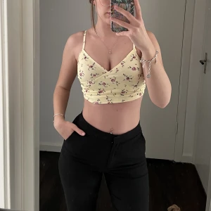 Gul topp  - Fin gul topp aldrig använd endast tvättad ett spontanköp så hoppas någon annan kan ha mer nytta av den 