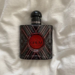 Black Opium YSL - Knappt använd black opium pure illusion från Yves Saint Laurent. Himmelsk doft men föredrar blommigare dofter så används inte. 50 ml