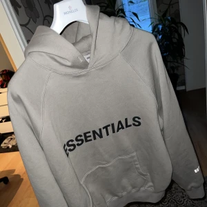 Fear of God Essentials - Hej, jag säljer min i princip oanvönda Essentials hoodie.  Skicka : 9.5/10 Size : medium Färg : Cement grå 2800kr och jag bjuder frakten, (Essentials är även US exlusive nu vilket betyder att man inte kan köpa dom utanför usa.) 