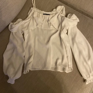 Supersöt off shoulder blus i strl 36🤍 - Söt tunn blus ifrån Gina Tricot i strl 36. Off shoulder topp men med band som håller uppe blusen.🤍