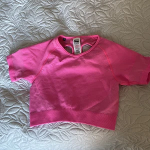 Gymshark crop top - ultra seamless crop top, strl M men den är ganska tajt och liten så skulle säga XS/S (säljer en likadan i svart)