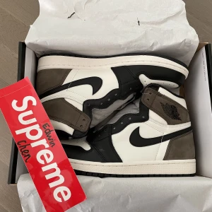 Nike air Jordan 1 mocha 41 - Helt nya skick  Storlek 41  Kvitto finns 
