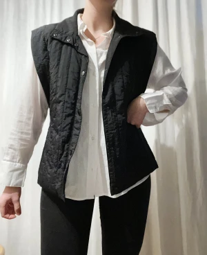 Väst - En väst från Vero Moda som passar perfekt till våren. Helt oanvänd, endast provad.