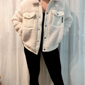 Teddyjacka - Helt ny Teddyjacka! Använd 2 gånger. Passar både som vinter och vårjacka.