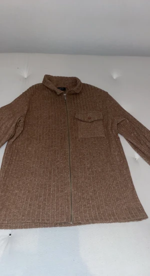 Tröja - Cardigan tröja mysig . Aldrig använt för att den är för stor 