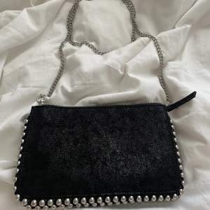 Snygg handväska från Zara som köptes i höstas men tyvärr inte kommit till användning. 🤍