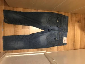 True religion st 36 - True religion jeans använd några gånger  Längd 100 cm Waist 47cm 