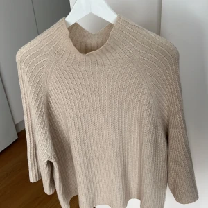 Soft goat turtle neck - Jättefin beige stickad tröja från softgoat! Lös turtleneck! 