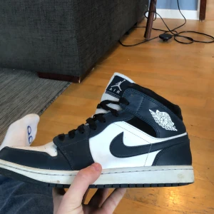 Air Jordan 1 mid - Säljer nu mina Jordans i storlek 44 eftersom jag fick skoskav av dom. Pris kan diskuteras. Köpta på kicks and stuff i Göteborg för 2999
