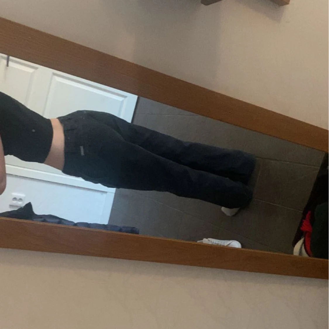 svarta lågmidjade byxor