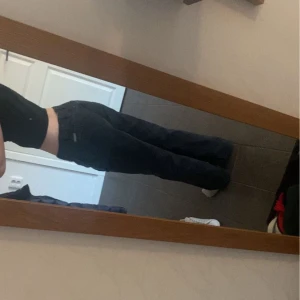 svarta lågmidjade byxor - säljer mina svarta lågmidjade byxor pga. dom inte används. Bra i längd (jag är 162 men har långa ben). Jag har oftast XS/S i byxor.