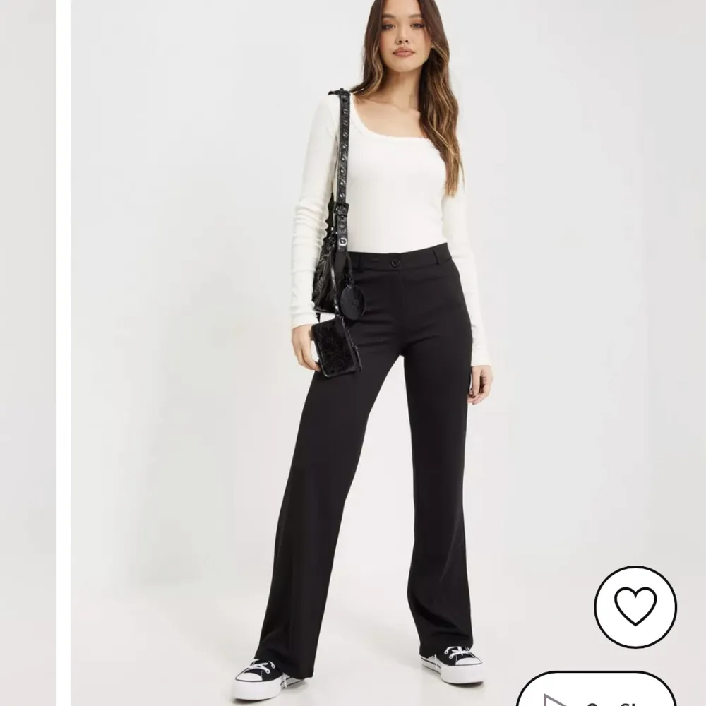 Säljer dessa byxor från Nelly helt oanvända eftersom de var för små för mig☺️☺️kostar 499 i vanligt pris. Jeans & Byxor.