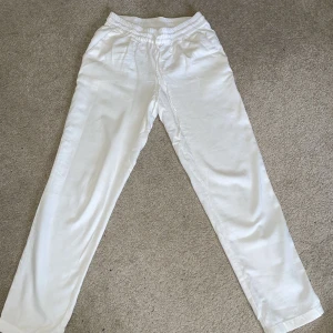 Linnebyxor - Ett par vita snygga linnebyxor från veromoda😍