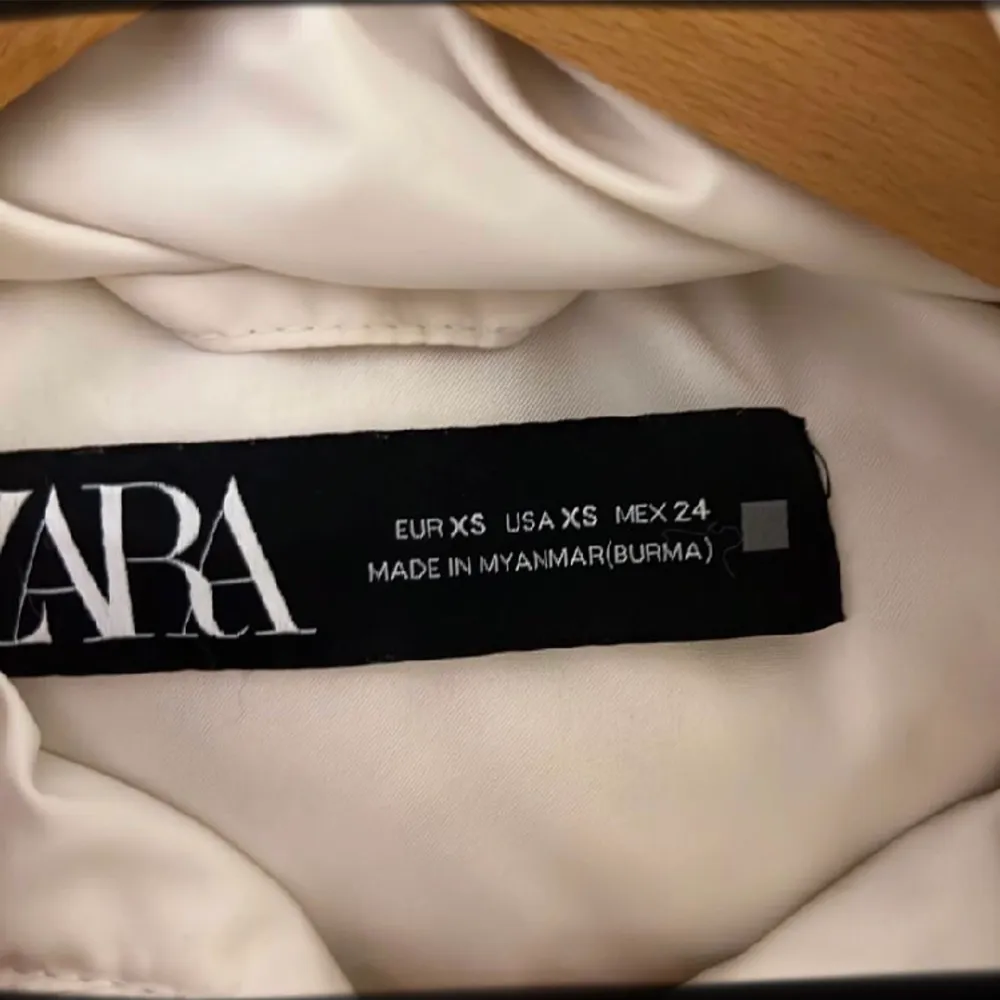 hej vill byta till en Zara väst black xs helst samma model mot en vit xs går att köpa för 350kr annars. Jackor.