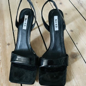 NAKD slingback fyrkantig tå - Fina klackar från NAKD, helt oanvända. Storlek 40.  Klackhöjd 8,5cm Nypris 499kr, slutsålda.