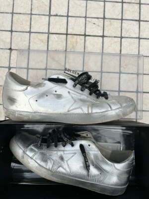 golden goose limited edition - tjena söker byten på mina limited edition golden goose superstar skor som jag köpte i dubai för några år sedan. skorna är storlek 43 och är hyffsat bra förutom lite slitningar på hälen. byten som är utav intresse är andra designer skor eller nike sb dunk