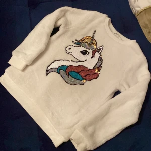 Barnkläder  - Barn tröja. Andvänd men fint skick.  Stl, 122/128. 