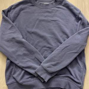 Lila sweatshirt ifrån monki i storlek Xs. Sparsamt använd så inga stora tecken på användning, 95kr+ frakt 