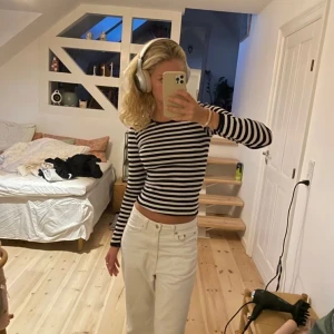 Randig tröja från arket - Säljer denna ursöta tröjan från arket med en djup rygg som är så snygg❤️