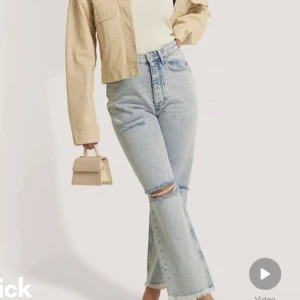 Jeans  - Byxor från NA-KD som är helt oanvända med prislapp kvar. Helt glömt att lämna tillbaka de, köpte gör 499kr. 