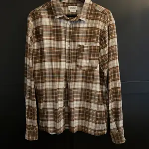 Weekday shirt jag köpte utomlands ett tag sedan. Det är stl S men kan sitta lite oversized ifall du inte är så lång