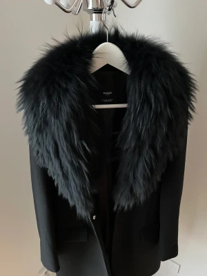 Pälskrage svart  - Svart Pälskrage som är köpt på johnells, som ny, använd få gånger! 