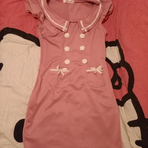 Rosa klänning - Fin klänning använd få gånger fint skick. Katt finns I hemmet men rollar av kläderna innan. 