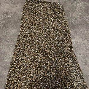 Kjol - Använts två gånger säljer för att kommer it till användning 