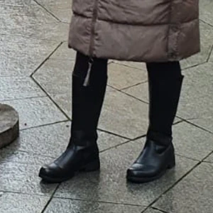 Stövlar  - Mått 40 Använd i bra skick 