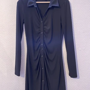 Klänning  - Är 165cm ish för referens  Brukar ha storlek xs-s 34/36  Jag har satt dit en säkerhetsnål så man ej ska kunna se in i klänningen när man sitter ner!