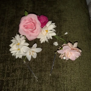 Hårspänne till håret  - Hej  Säljer ett fint hårspänne med blommor till håret, använt någon gång. 10 kr för det. Finns i eslöv att hämta kan med skickas frakt tillkommer.