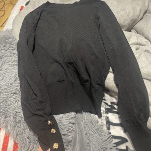 stickad tröja  - säljer en asssssnygg tröja med så fina guld ditaljer!! 100kr plus frakt 