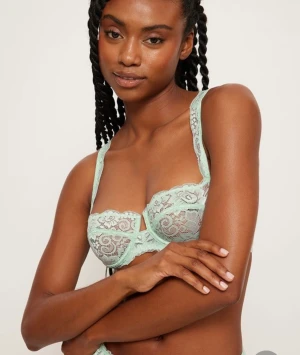 Bralette - Helt ny spets bh från NA-KD, sjukt fin och bekväm! Säljer pga jag fick fel storlek i julklapp och kunde inte skicka tillbaks.. 