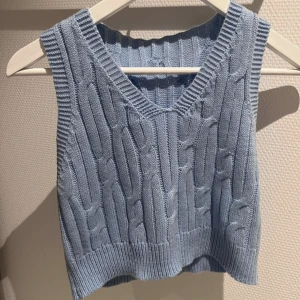 Väst - Säljer nu min väst från zara då den aldrig blivit använd. Ganska kort men sitter fint! 