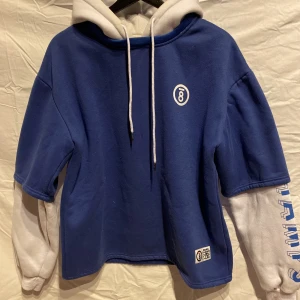 Hoodie - Två-i-en hoodie i blått och vitt med tryck!