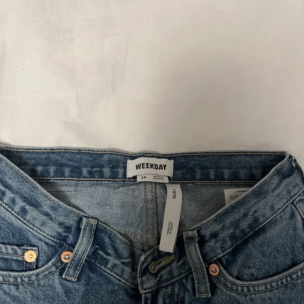 Super fina jeans från weekday. Endast testade men glömde bort att skicka tillbaka dem, tyvärr lite små på mig🥲 Frakt tillkommer💓. Jeans & Byxor.
