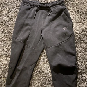 Nike tech fleece byxor - Storlek S, inga hål eller slitningar