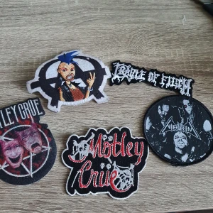 Band patches - Band patches i tyg att sätta fast på jacka osv. 20 kr styck  OBS! Mötley crue båda sålda