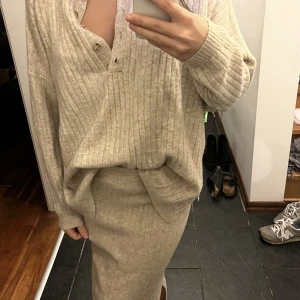 Sett från Zara - Beige sett från Zara i storlek S. Går även att köpa delarna separat💕skriv för fler bilder 