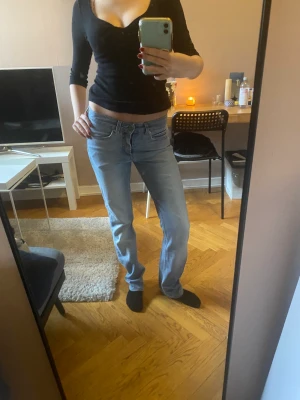 Lågmidjade jeans - Lågmidjade acnejeans! Så snygga i ljusblå färg😻 Säljer då jag är i behov av pengar🥲 Passar mig som är 163, men de är lite små på mig i midjan. Säljer för 150kr+frakt, men möts helst upp i Sthlm✨💓 Tryck inte på Köp nu utan skriv till mig först!