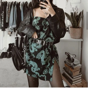 Kort klänning - Kort klänning med slits på båda sidorna. Väldigt kort. Storlek m men är liten i storleken. 