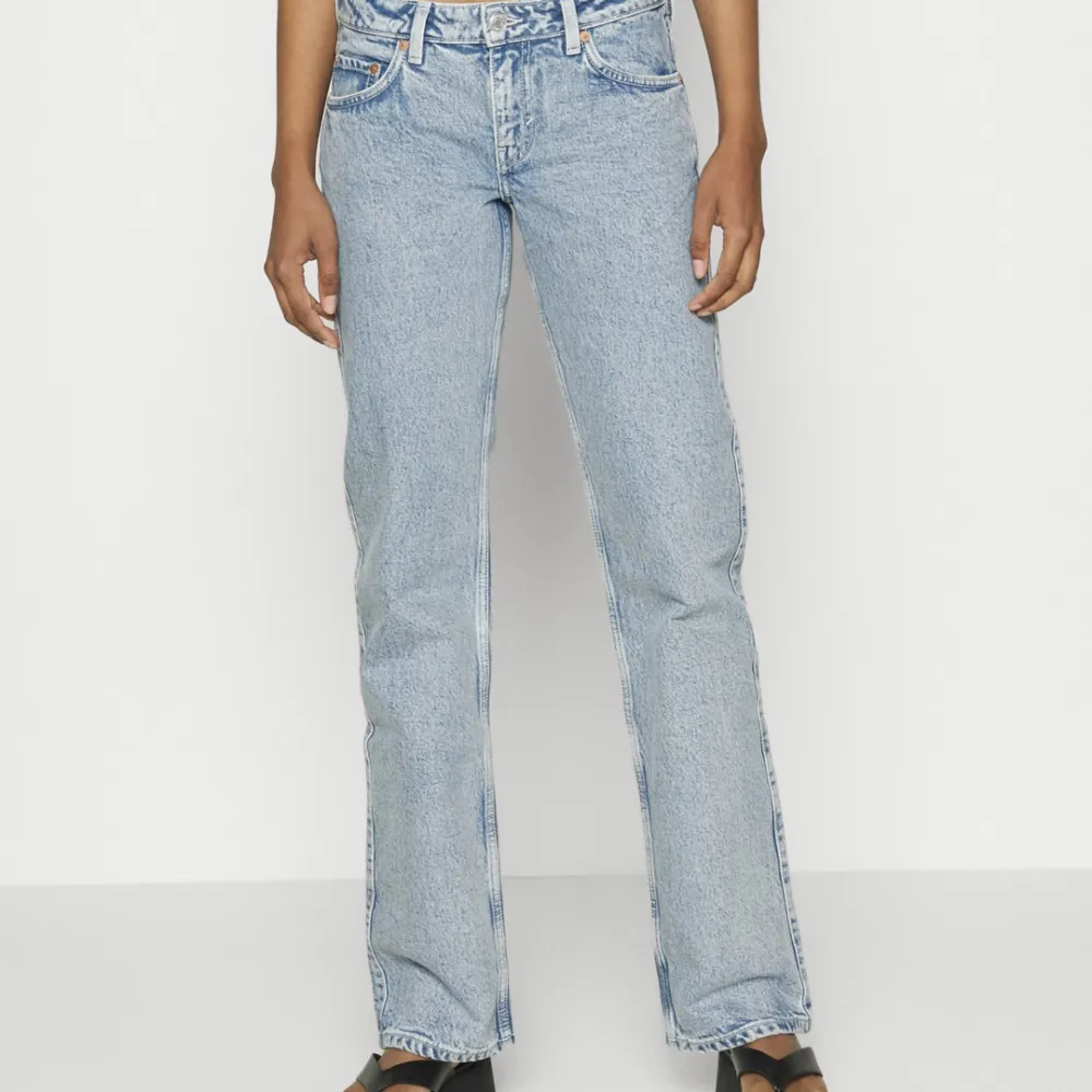 Jätte fina jeans från weekday, kommer tyvärr inte till användning, low waisted. Jeans & Byxor.