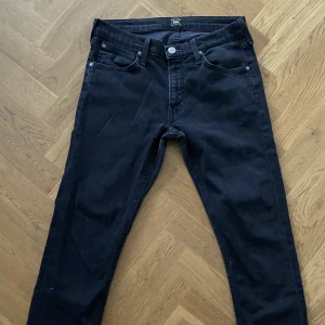 Low rise Lee skinny jeans 30x32 - Low rise secondhand Lee skinny jeans, 30 midja, 32 längd. Super snygga, ser nästan nya ut  😍