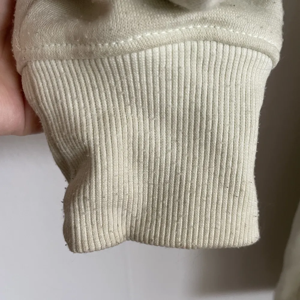 Härligt mintfärgad hoodie med baby Yoda på!! Så himla söt.  Den har använts ganska mycket och har därför en del missfärgning vid ex. ärmen, därför så lågt pris. Materialet på insidan är super mjukt!  Stl s men passar definitivt större. Hoodies.