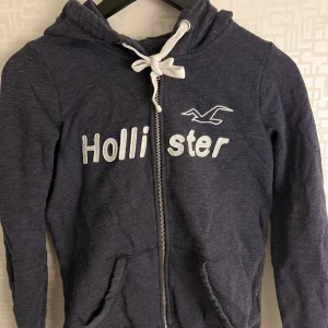 Huvtröja Hollister - Säljer nu min marinblåa huvtröja från Hollister. Är fint använd, trots några år gammal. Skriv om ni önskar fler bilder😊