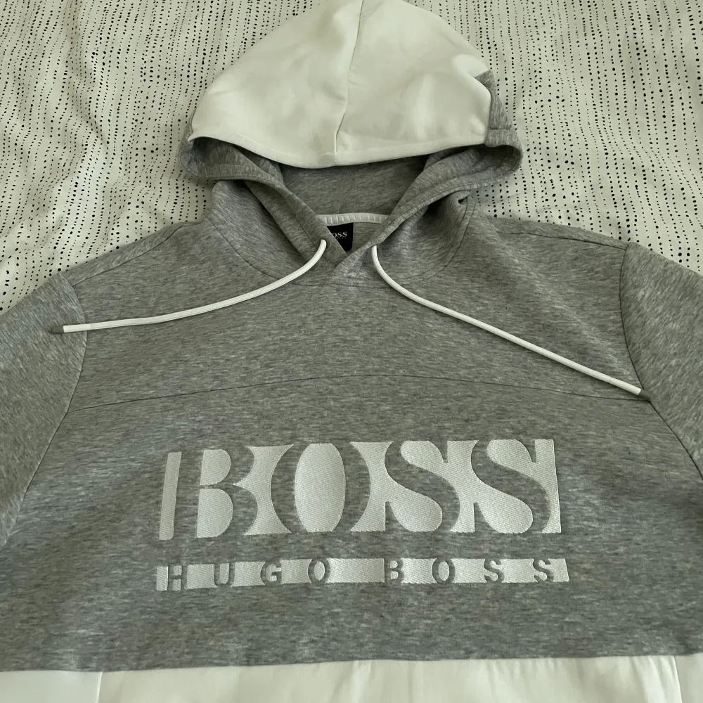 Hugo Boss athleisure hoodie som ej säljs längre. Den är som helt ny knappt använd. Storlek XL . Tröjor & Koftor.
