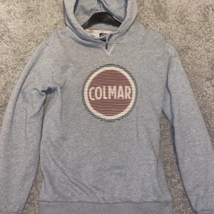 Colmar hoodie - Säljer nu den här snygga Colmar hoodien som tyvärr har blivit för liten för mig. Den är i storlek M, men den är väldigt liten i storlek. Frakt är genom instabox.